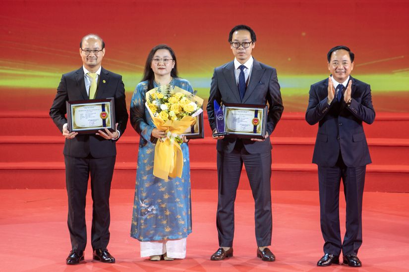 Mr. Trinh Van Quyet, Member of the Politburo, Secretary of the Party Central Committee, Head of the Central Propaganda and Mass Mobilization Commission, awarded the A prize of the VIII National Book Award to the Representative of the group of authors and publishers of the book "Vietnamese History in Pictures". Photo: Minh Chinh