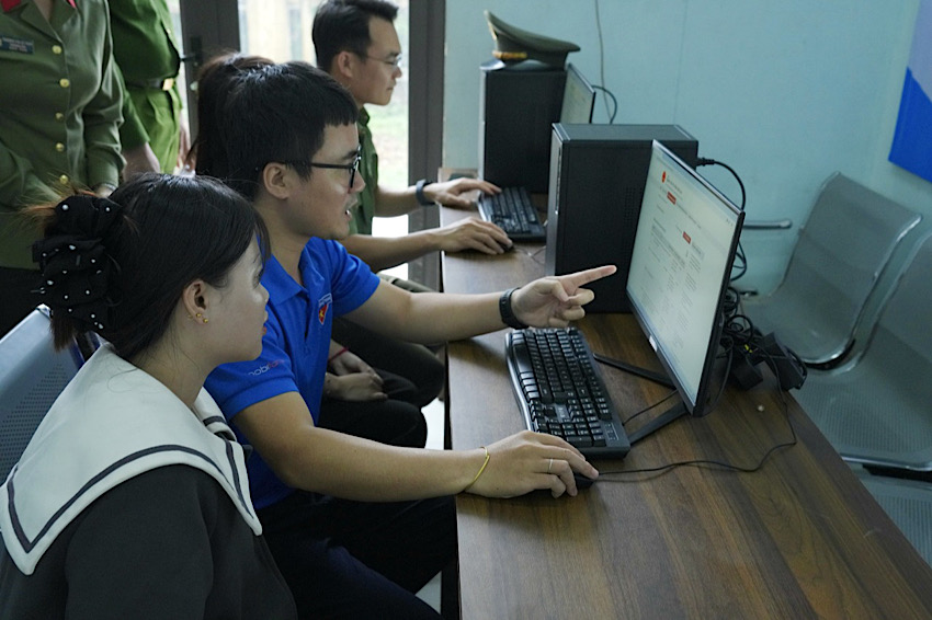 Điểm truy cập Internet cộng đồng mở lối tri thức vùng biên