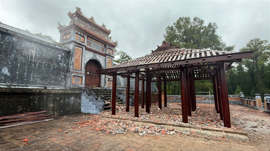 Le Centre de conservation des monuments de l'ancienne capitale de Huế a procédé au démantèlement de la maison en bois illégalement construite, restituant l'état d'origine de l'espace du vestige conformément aux instructions du Comité populaire de la ville de Huế. Photo: Nguyễn Luân