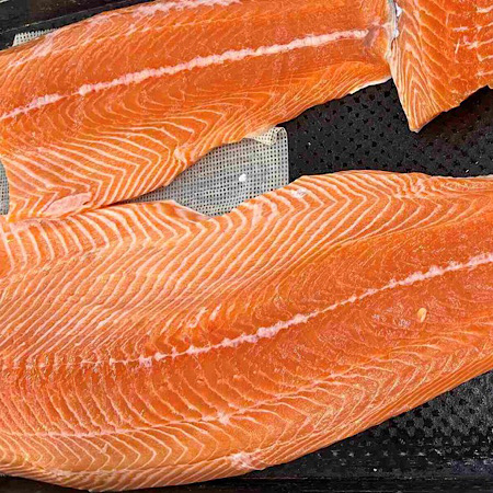 Grilled salmon combined with green vegetables is a dish that helps stimulate hair growth and increase liver function. Photo: Kieu Vu.