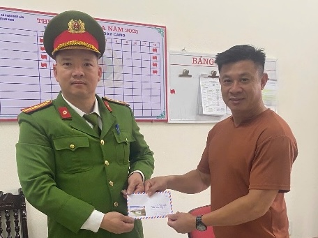 Police officers of Pham Ngu Lao commune hand over money to Mr. Le Xuan Dinh. Photo: Hung Yen Provincial Police