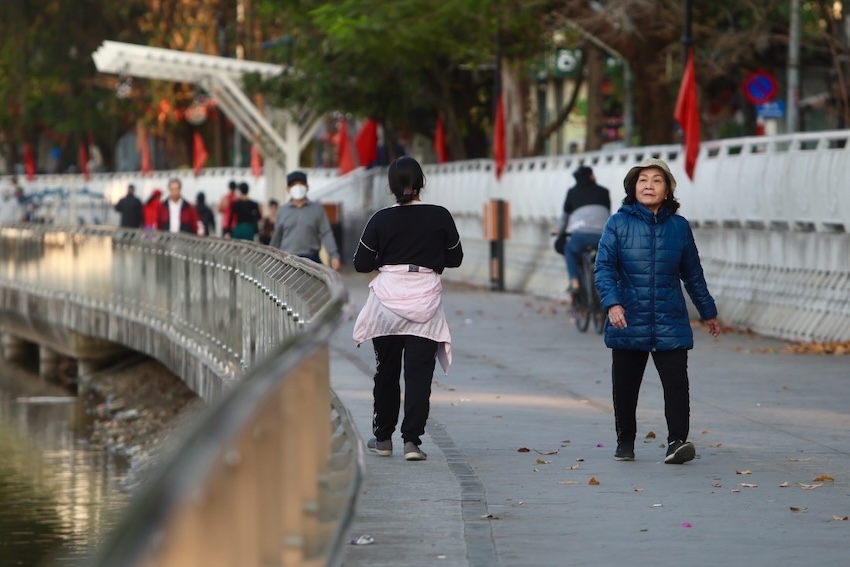 Bà Phạm Hằng Nga (Phường Ô Chợ Dừa) cho biết: “Sáng nay thời tiết tuy khá lạnh nhưng không mưa, tôi quyết định đi tập thể dục sớm để đón nắng sau chuỗi ngày mưa ẩm. Trời hửng nắng lên khiến mọi người có cảm giác thoải mái hơn hẳn“. Ảnh: Việt Anh. 