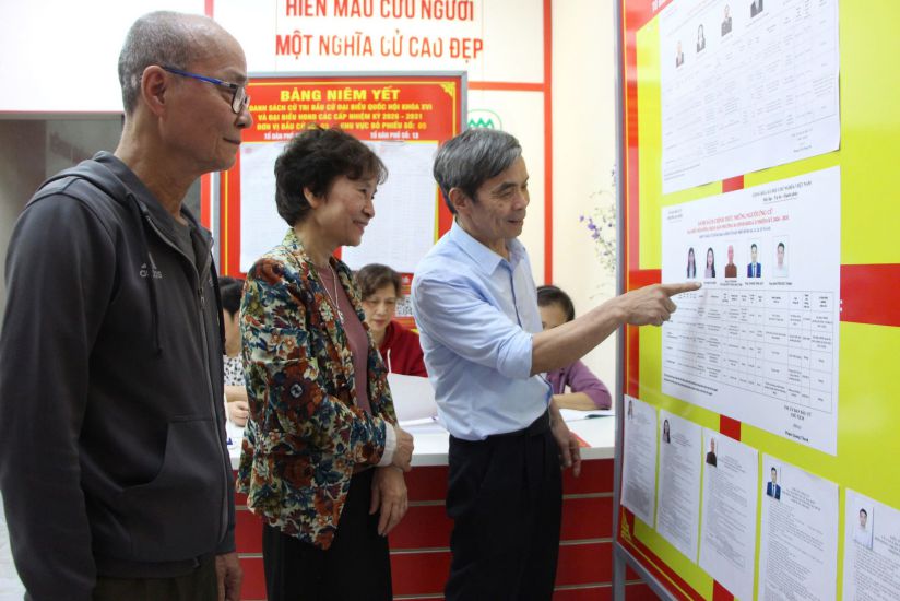 Préparation des élections dans un bureau de vote à Hanoï. Photo: H.Hai