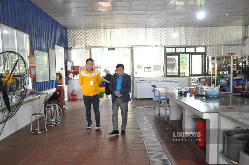 Lãnh đạo Liên đoàn Lao động tỉnh Lào Cai làm việc với công đoàn cơ sở. Ảnh: Đinh Đại