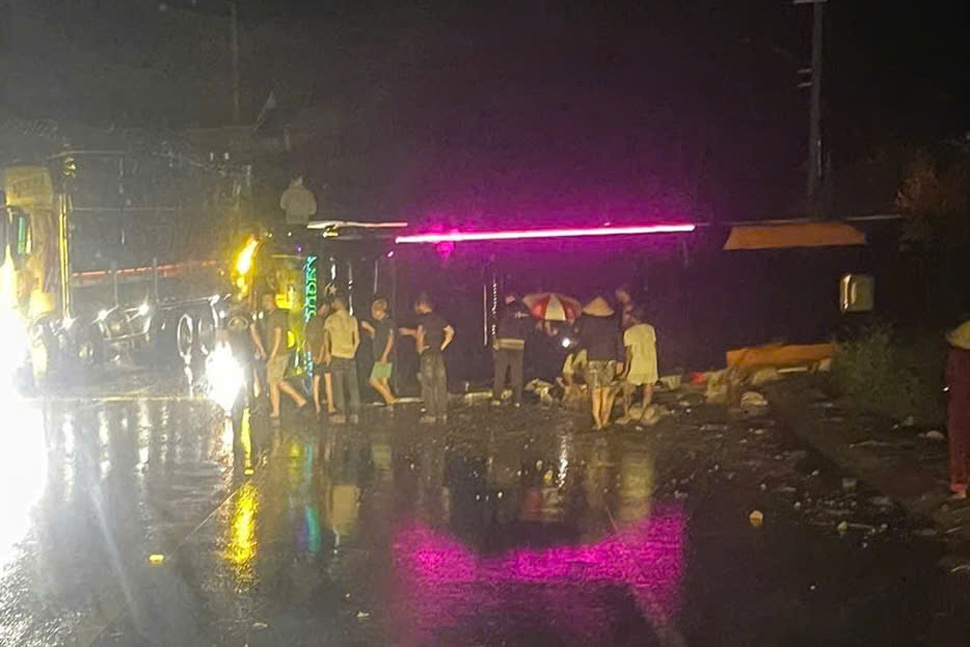 L'autocar s'est renversé dans la nuit pluvieuse sur la route nationale 19 traversant la province de Gia Lai. Photo: Huỳnh Phương