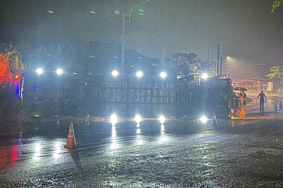 Hiện trường vụ lật xe khách trên Quốc lộ 19. Ảnh: Huỳnh Phương