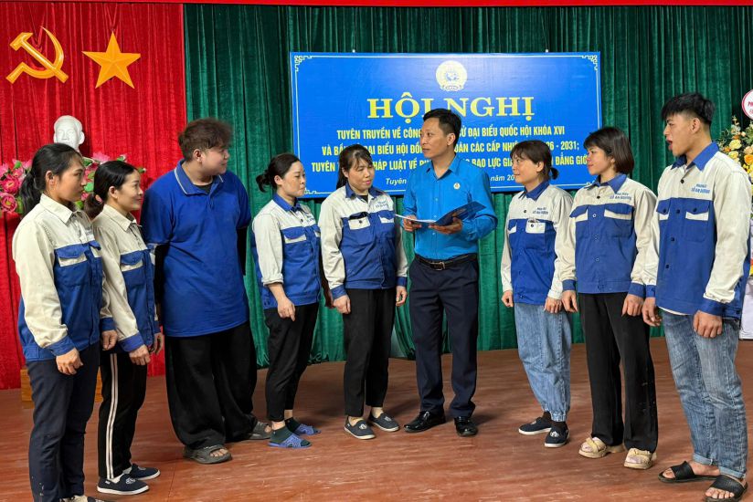 Tuyen Quang Provincial Labor Federation propagates election work to union members and workers. Photo: Viet Bac