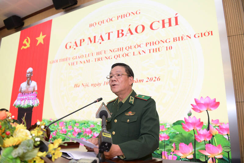 Major General Van Ngoc Que - Deputy Head of the Political Department of the Border Guard - informed at the press meeting introducing the 10th Vietnam - China Border Defense Friendship Exchange. Photo: Lan Nhi