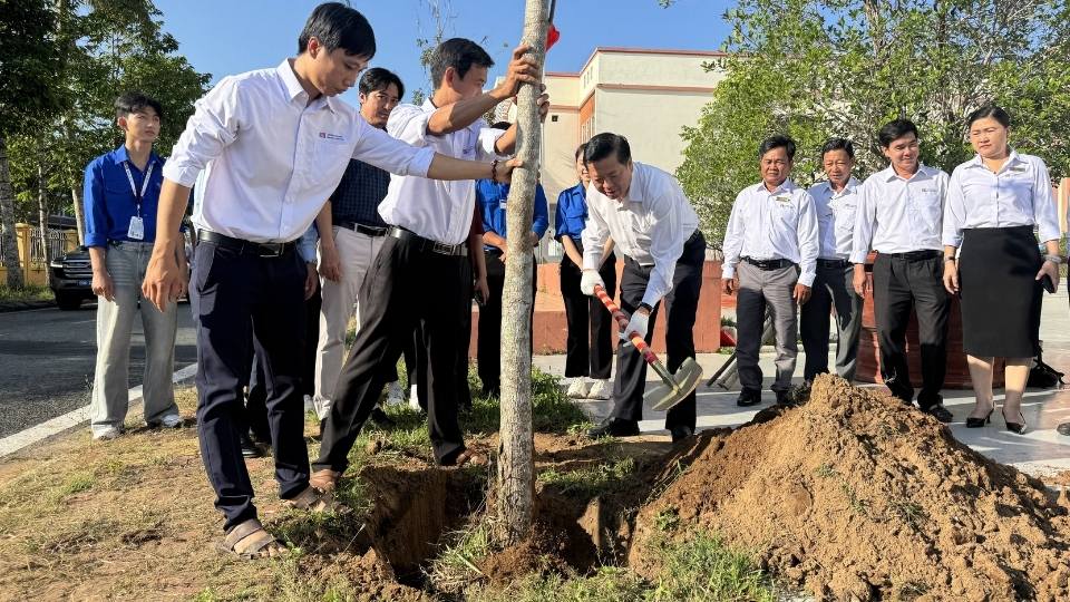 Bộ trưởng Bộ Xây dựng Trần Hồng Minh trồng cây lưu niệm trong chuyến thăm, làm việc tại Trường Đại học Xây dựng Miền Tây. Ảnh: Hoàng Lộc