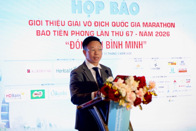 Nhà báo Phùng Công Sưởng - Tổng Biên tập Báo Tiền Phong phát biểu tại họp báo. Ảnh: Như Ý