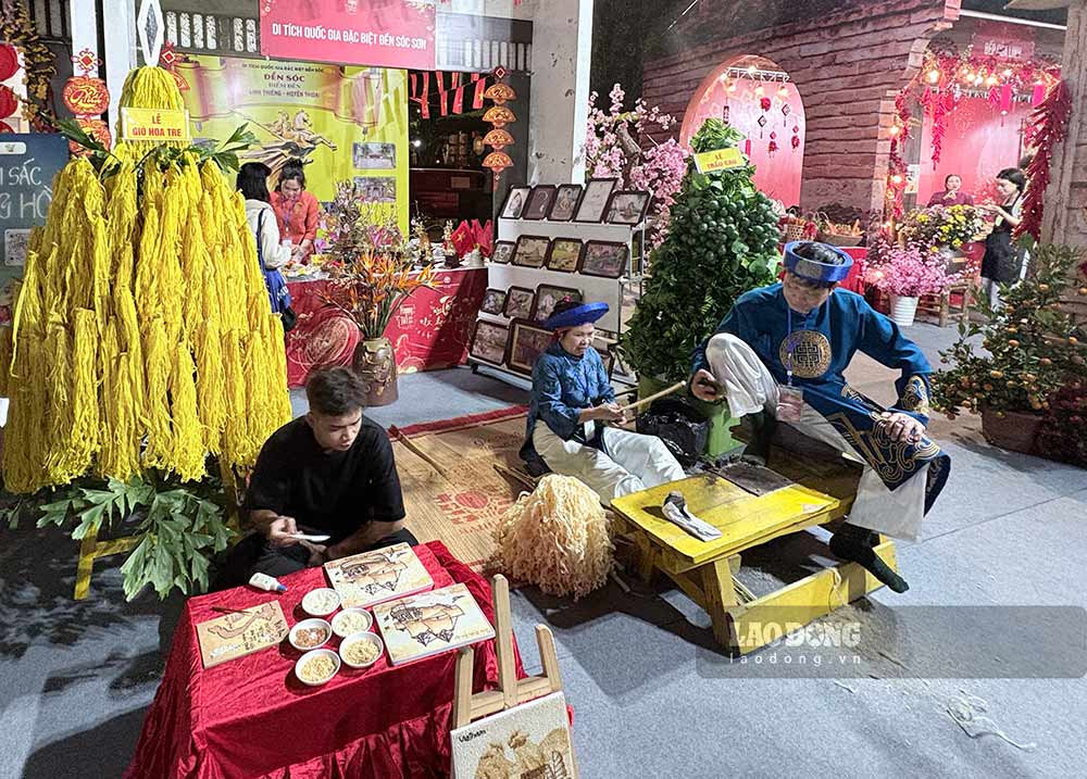 Tái hiện nghề vót giò hoa Tre - Sóc Sơn tại lễ hội. Ảnh: Ý Yên