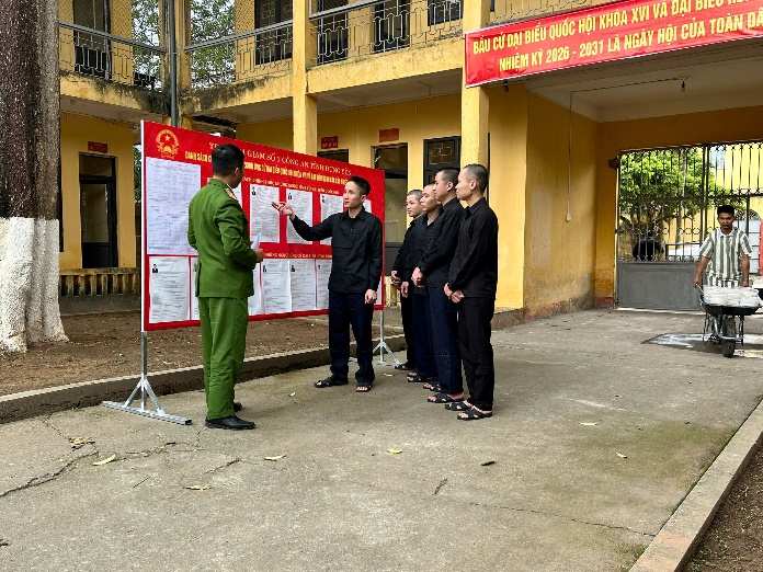Prison guards guide defendants, accused and inmates to find out the list of candidates. Photo: Hung Yen Provincial Police