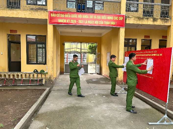 Cán bộ, chiến sĩ Trại tạm giam số 1 niêm yết danh sách người ứng cử, chuẩn bị cơ sở vật chất phục vụ công tác bầu cử.  