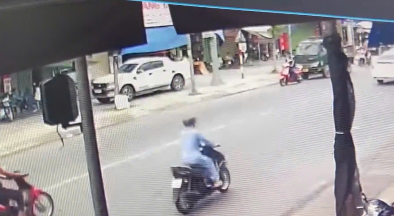 Hình ảnh Phạm Văn Huân dùng xe mô tô chặn đầu xe ô tô của anh Nguyễn Hữu N. Ảnh: Công an tỉnh Hưng Yên