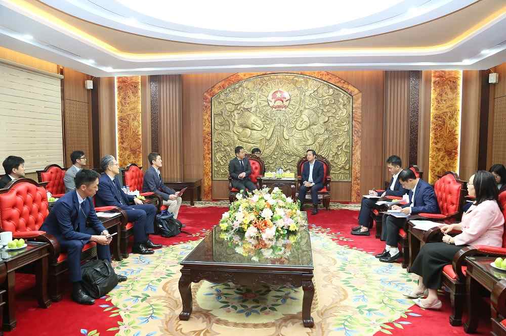 Le président du Comité populaire provincial Phạm Quang Ngọc et les délégués ont assisté à la réunion de travail. Photo: Tất Đạt