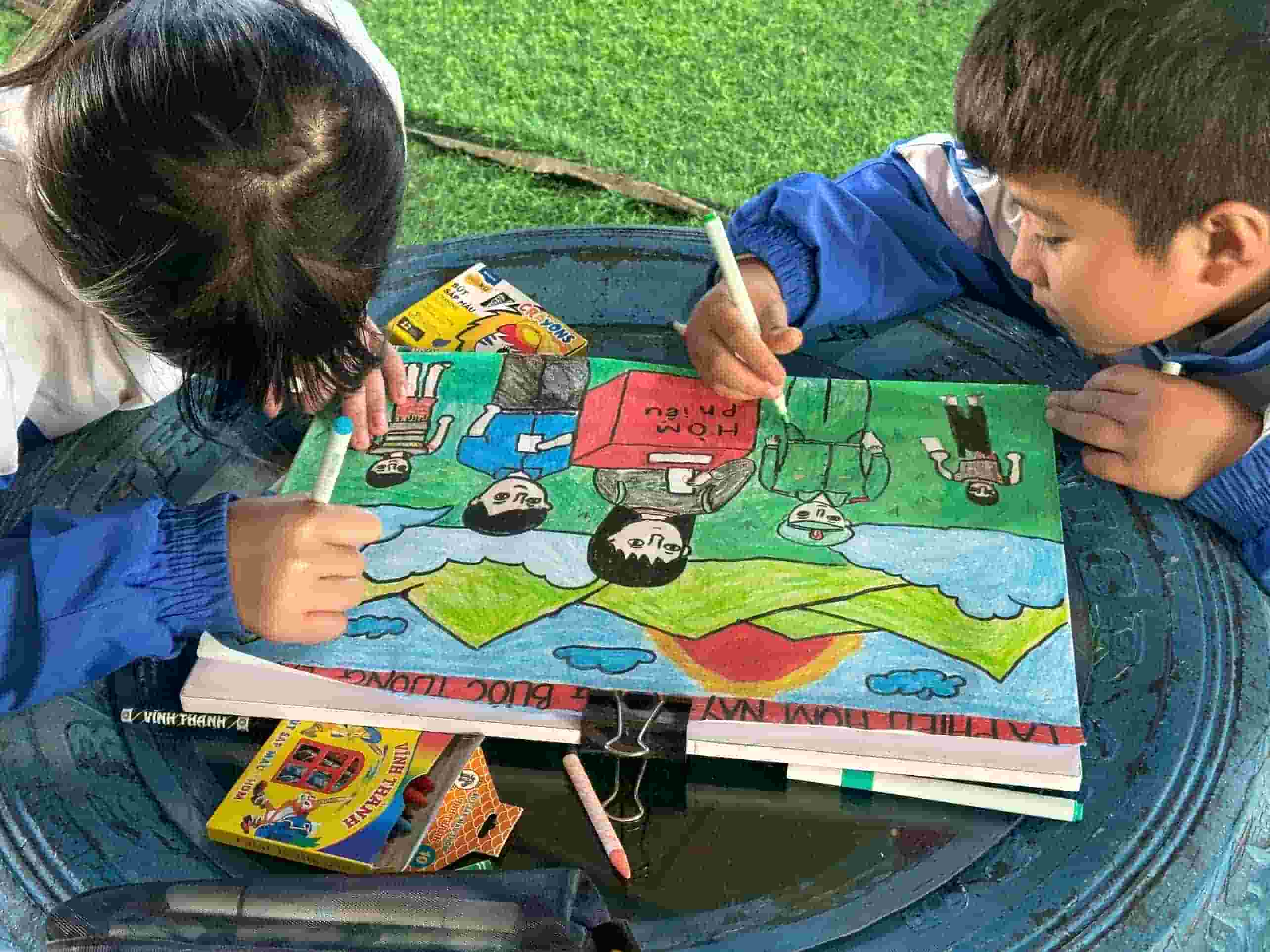 Những nét vẽ chứa nhiều niềm tin, hy vọng. Ảnh: Mạnh Võ 