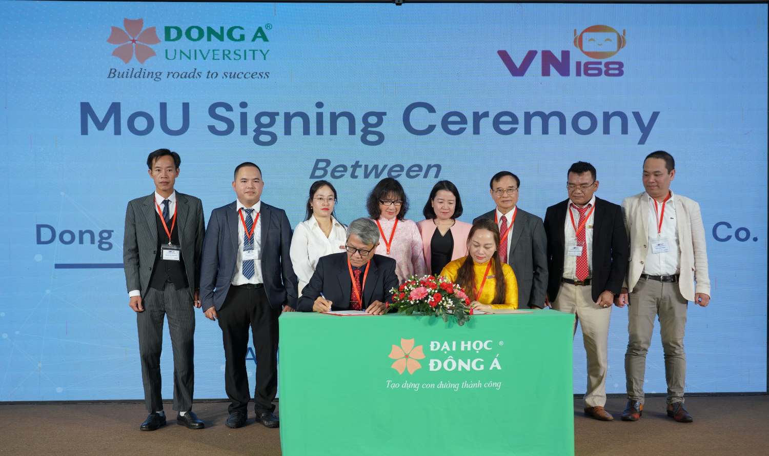 Ký kết hợp tác chuyển giao công nghệ và ứng dụng trí tuệ nhân tạo, khoa học dữ liệu và chuyển đổi số trong nông nghiệp thông minh, quản lý tài nguyên thiên nhiên và chính quyền số. Ảnh: Phương Chi 