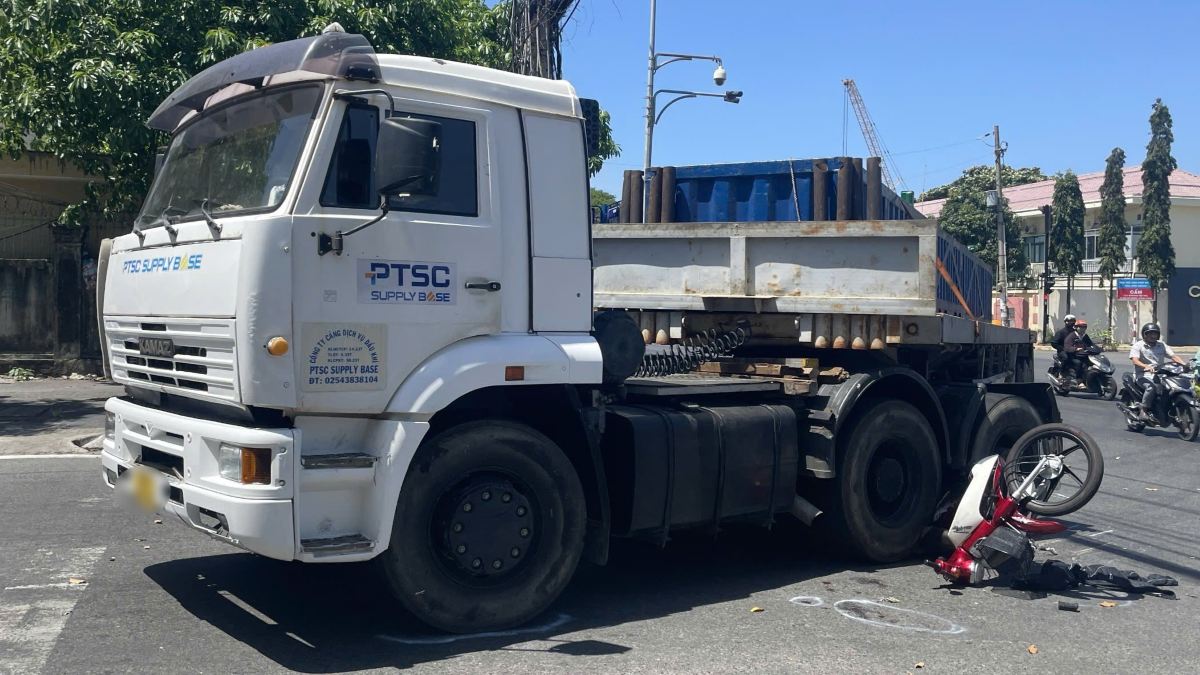 Scene of the collision between a tractor-trailer and a motorbike, killing 1 person. Photo: Thanh An