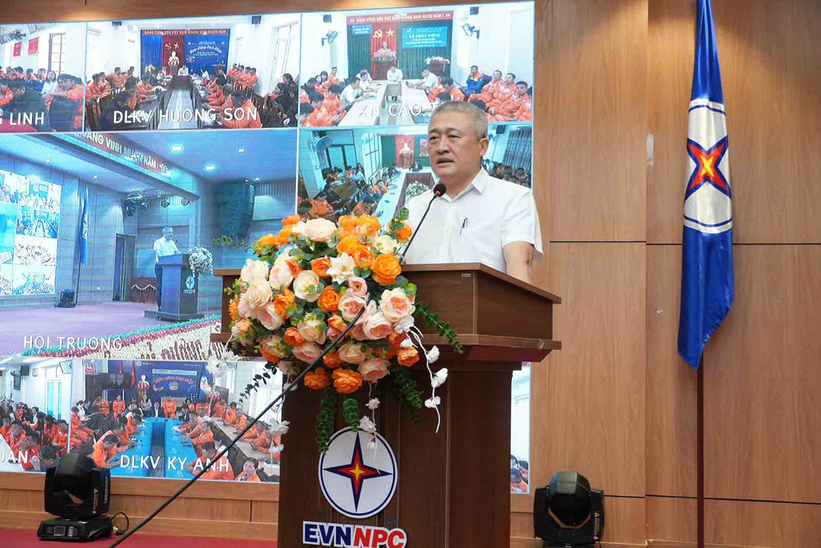 Mr. Pham Viet Thang - Deputy Director of Ha Tinh Power Company speaking at the training session. Photo: Cao Thao