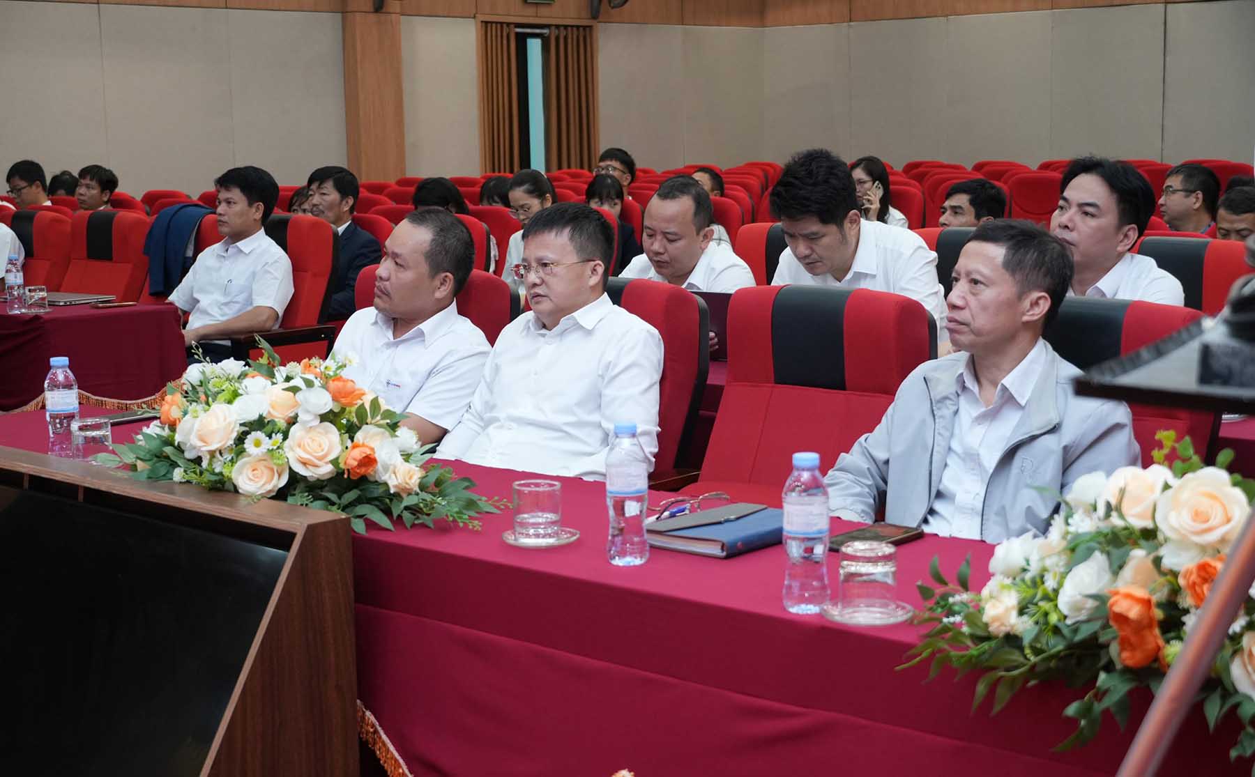 Cán bộ, nhân viên Điện lực Hà Tĩnh tham gia buổi huấn luyện. Ảnh: Cao Thảo