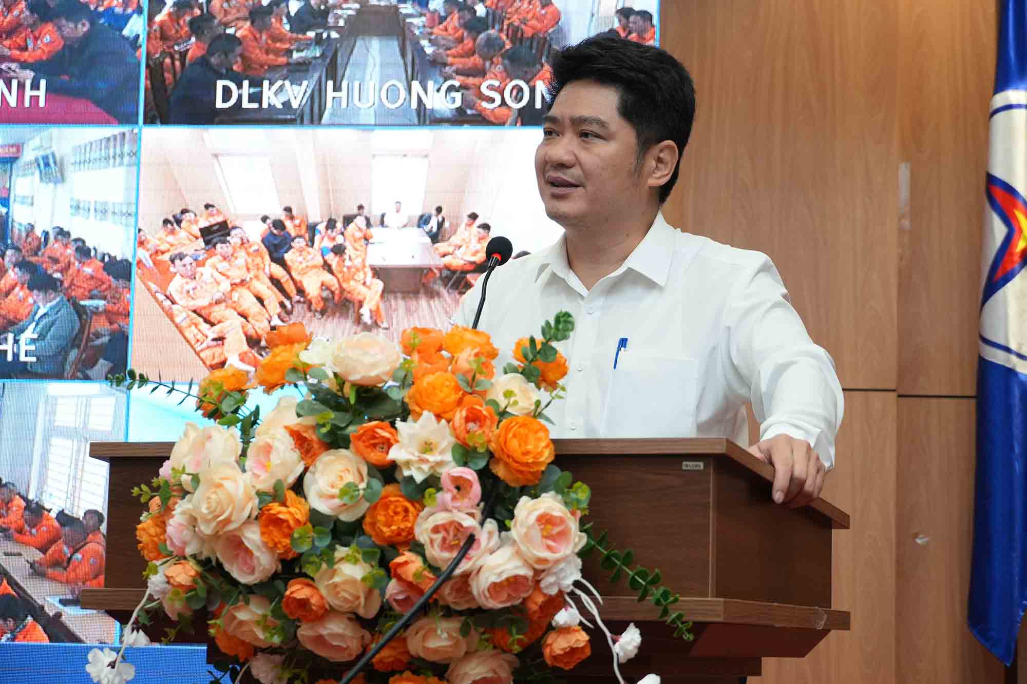 Ông Nguyễn Trí Dũng – Trưởng phòng Kỹ thuật trao đổi các quy trình, quy định và một số vấn đề cần lưu ý, triển khai thực hiện về công tác quản lý kỹ thuật. Ảnh: Cao Thảo