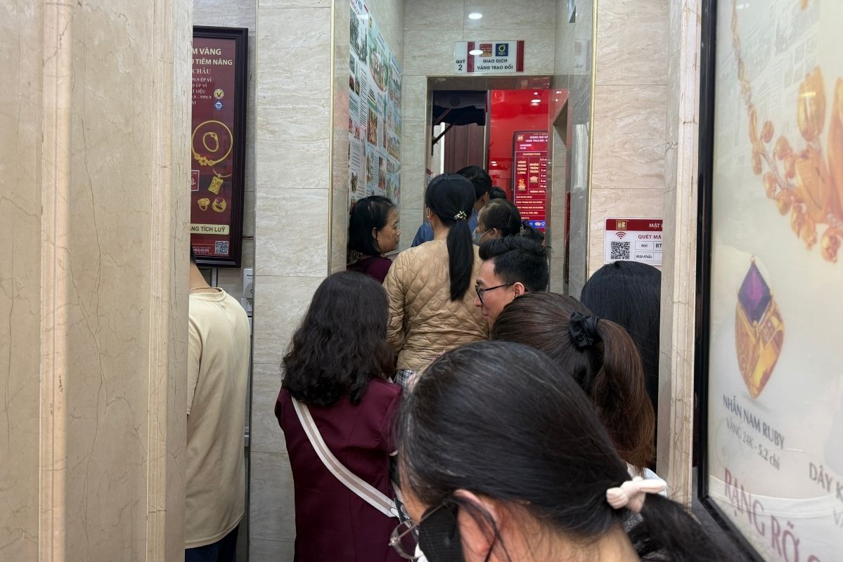 Bên trong cửa hàng vàng tại Hà Nội, khách đứng chờ giao dịch khá đông, lối đi trở nên chật kín. Ảnh: Phương Anh