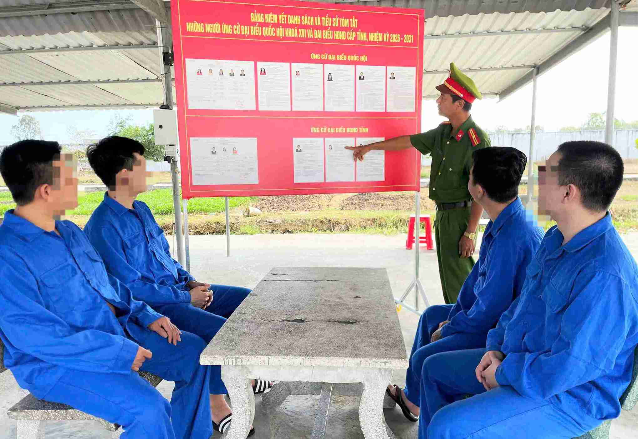 Thông tin người ứng cử Đại biểu Quốc hội và HĐND các cấp được niêm yết công khai tại trại tạm giam để cử tri tìm hiểu. Ảnh: Công an Lâm Đồng 