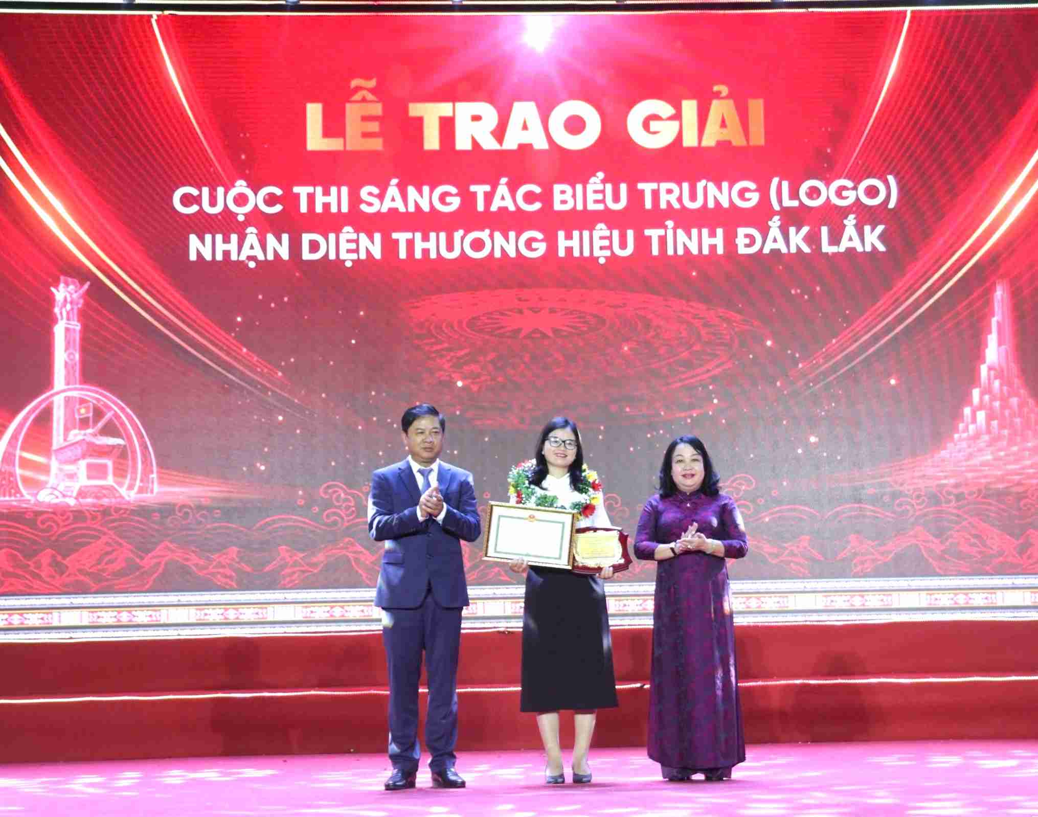 Leaders of Dak Lak Provincial Party Committee award prizes to the first prize winner of the provincial brand identity logo design contest. Photo: Ton That