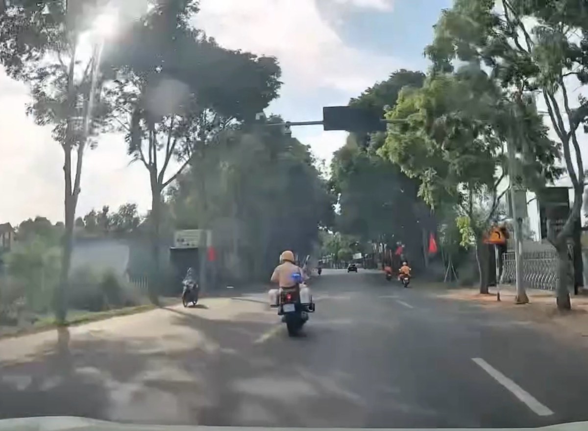 Cảnh sát Giao thông hỗ trợ mở đường, dẫn xe taxi đưa người bệnh đi cấp cứu. Ảnh: Việt Nguyễn