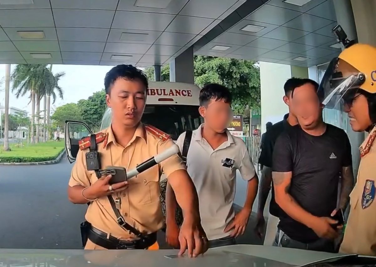 Sau khi dẫn xe ô tô đến bệnh viện, Cảnh sát Giao thông đến thăm tình hình bệnh nhân và động viên người nhà. Ảnh: Việt Nguyễn