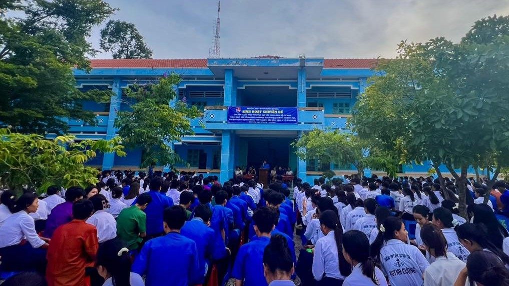 During the school year, ethnic minority boarding students who achieve the title "Excellent Student" are rewarded 800,000 VND/student; students who achieve the title "Good Student" are rewarded 600,000 VND/student. Photo: Huynh Cuong Ethnic Minority Boarding High School