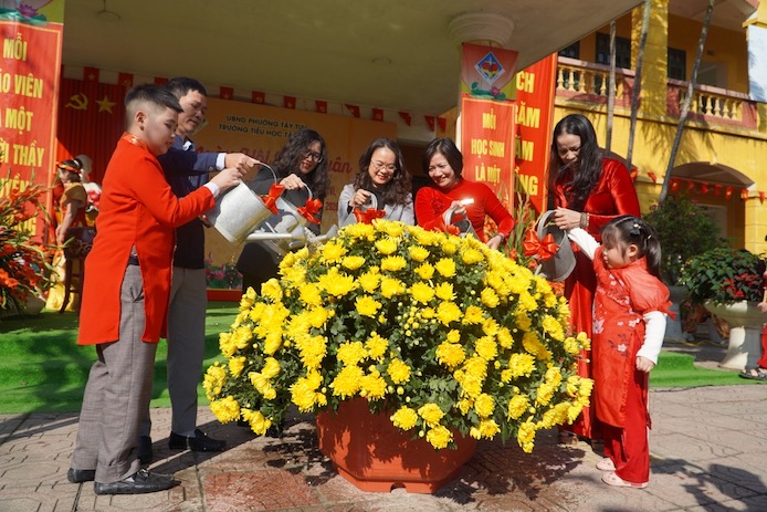 Các đại biểu thực hiện nghi thức “Ươm mầm mùa xuân” . Ảnh: Tường Vân