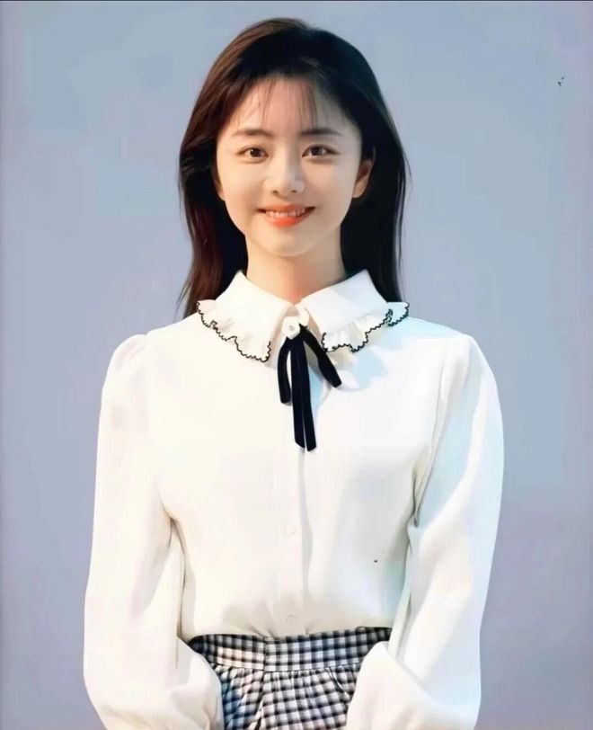 Đàm Tùng Vận 35 tuổi vẫn hóa nữ sinh đại học trẻ trung một cách thuyết phục. Ảnh Nhà sản xuất