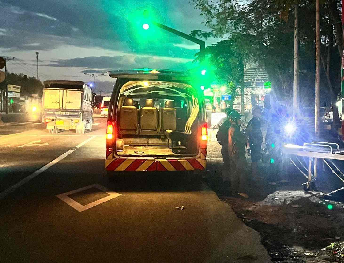 Ho Chi Minh City Police are investigating and clarifying the case of a young man dying on the roadside. Photo: Dinh Trong