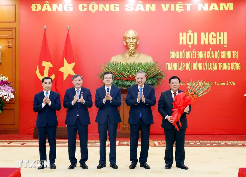 General Secretary To Lam presents the Politburo's decision to establish the Central Theoretical Council for the 2026-2031 term. Photo: VNA