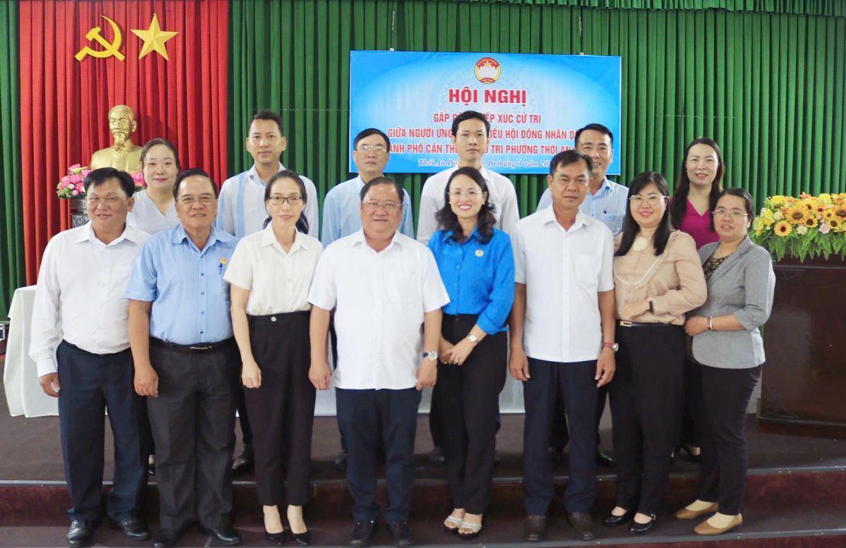 Các đại biểu chụp ảnh lưu niệm tại Hội nghị. Ảnh: Văn Nhanh