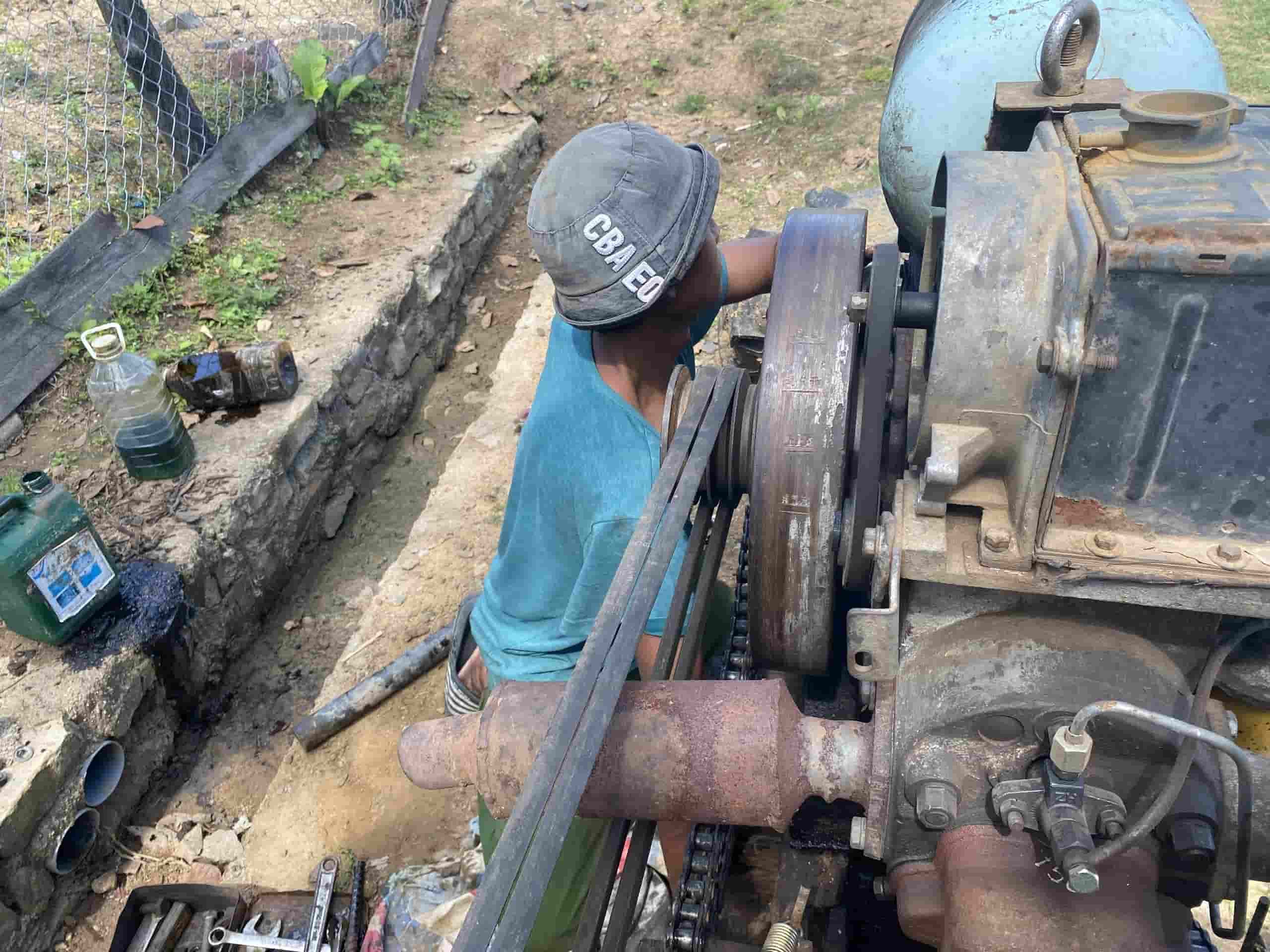 Người dân tiết kiệm, ưu tiên xăng dầu cho các hoạt động bơm tưới cây công nghiệp. Ảnh: Thanh Tuấn 