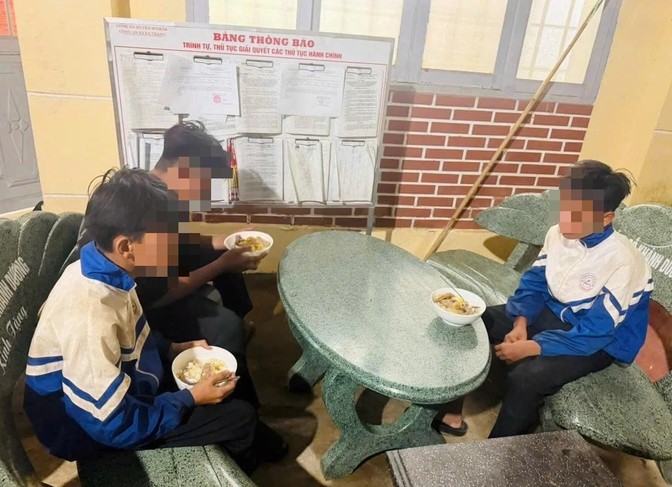 家出した少年たちは、ダクラク省のコミューン警察から食事を与えられ、故郷への帰還を支援された。写真:警察提供