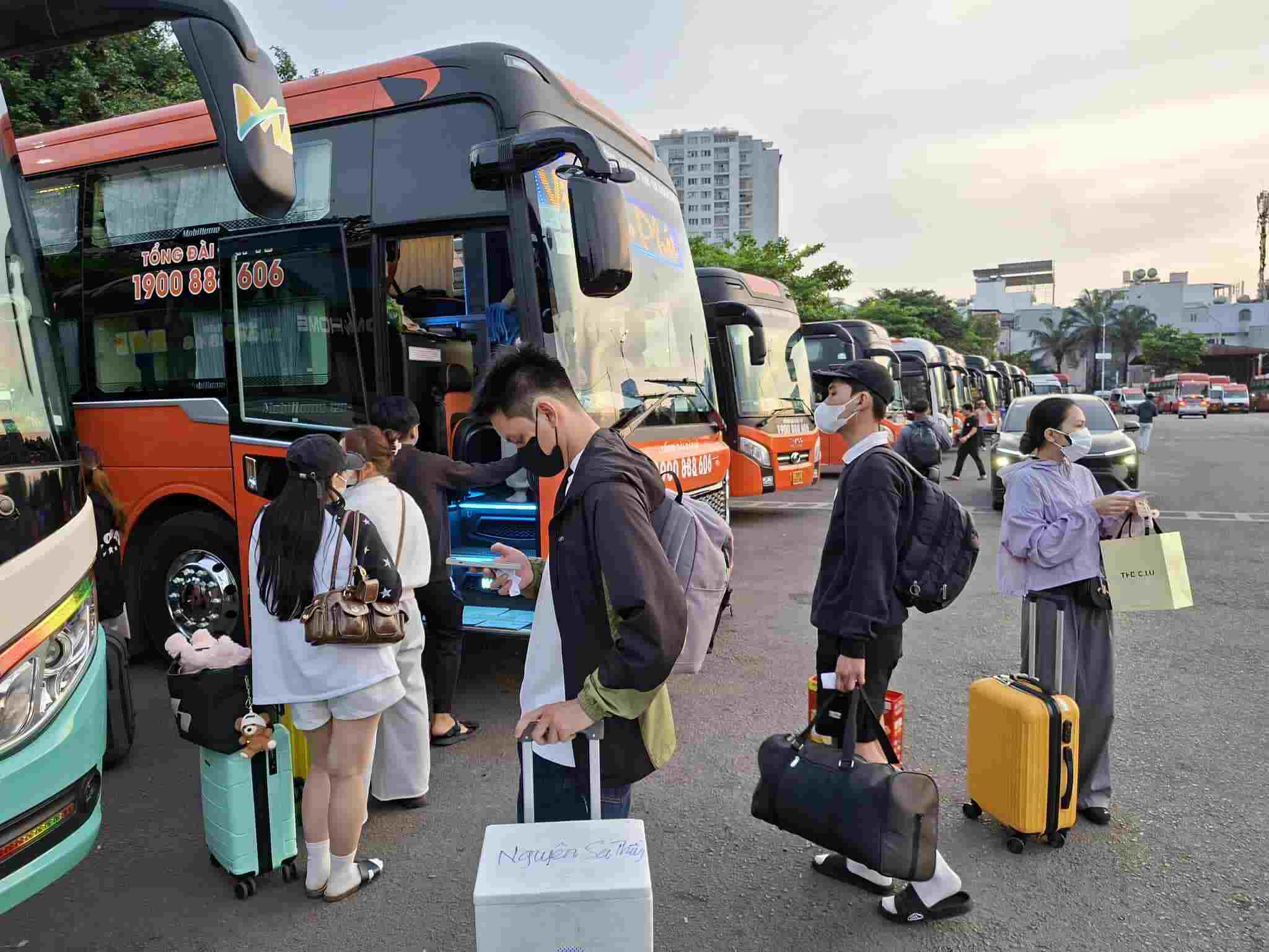 Passengers waiting to get on the bus at the old Mien Dong Bus Station (Binh Thanh ward, Ho Chi Minh City). Photo: Minh Quan