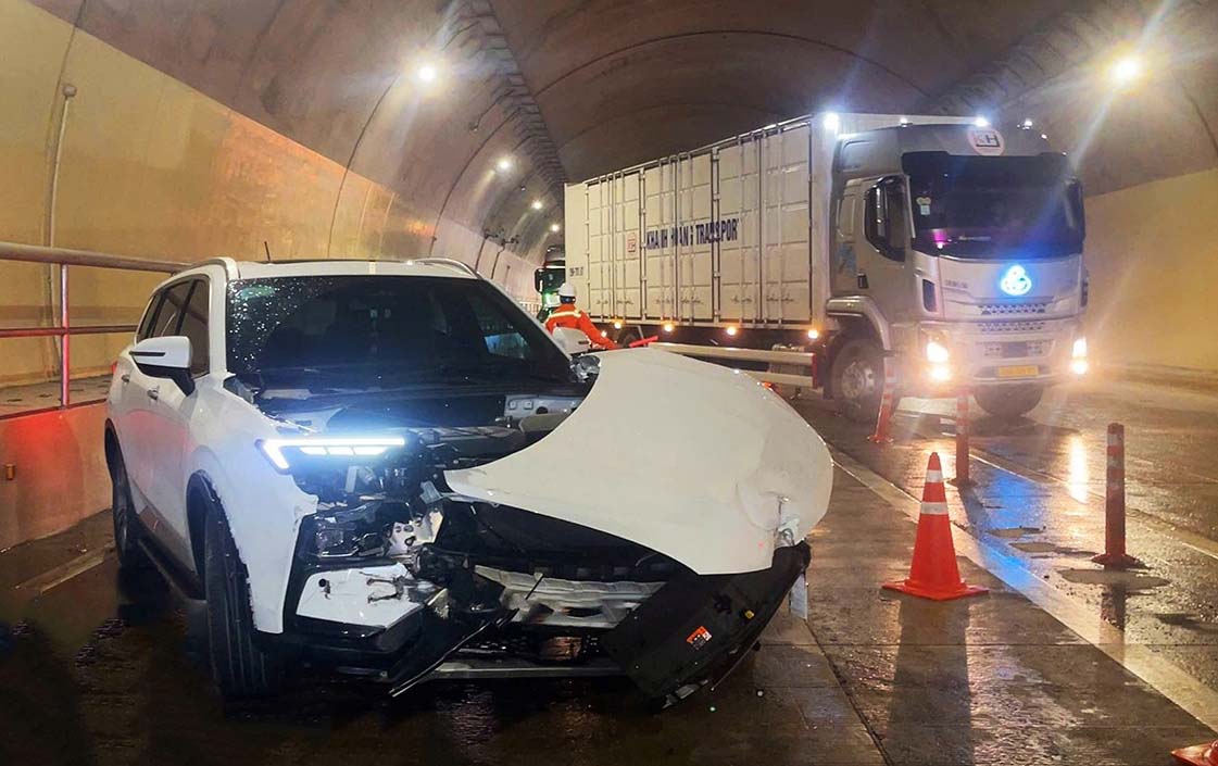 The scene of the traffic accident in Deo But tunnel caused traffic congestion. Photo: Duc Tuan