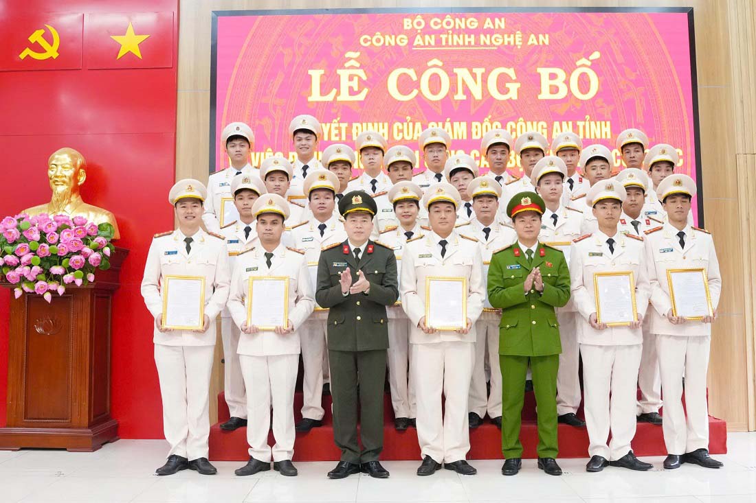 Leaders of Nghe An Provincial Police present decisions to transfer officials to work in border communes and remote areas. Photo: Ngoc Anh