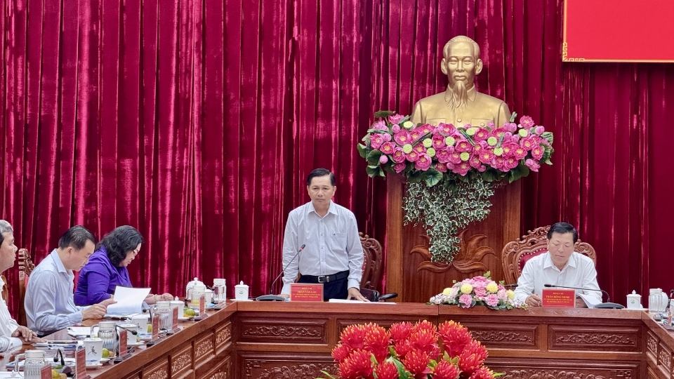 Bí thư Tỉnh ủy Vĩnh Long Trần Văn Lâu tiếp thu ý kiến chỉ đạo của Bộ trưởng Bộ Xây dựng tại buổi làm việc. Ảnh: Hoàng Lộc