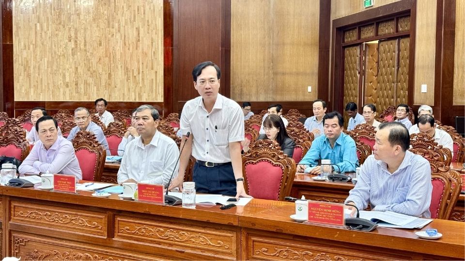 Chủ tịch UBND tỉnh Vĩnh Long Trần Trí Quang phát biểu tại buổi làm việc. Ảnh: Hoàng Lộc