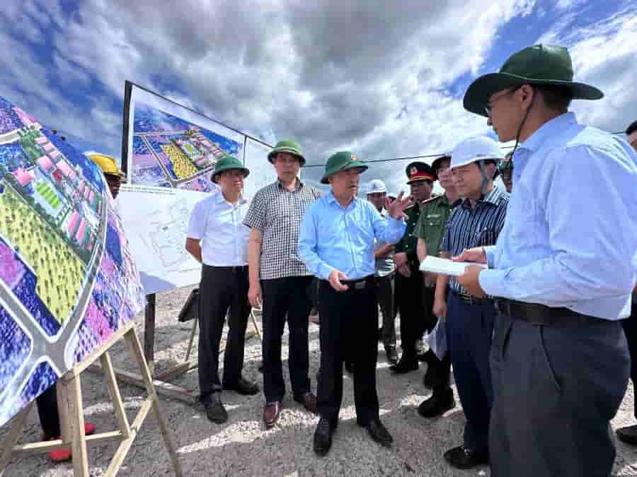 Le secrétaire du Comité provincial du Parti, Thai Dai Ngoc, inspecte l'avancement de la construction de l'école primaire et secondaire interne inter-niveaux de la commune d'Ia Pnon. Photo: Ha Duy