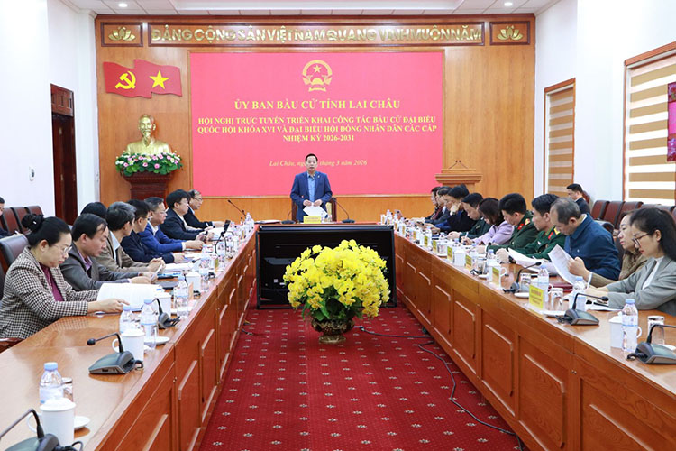 M. Hà Quang Trung - Président du Comité populaire provincial, Président de la Commission électorale provinciale a présidé la conférence de déploiement du travail électoral. Photo: Comité populaire provincial de Lai Châu