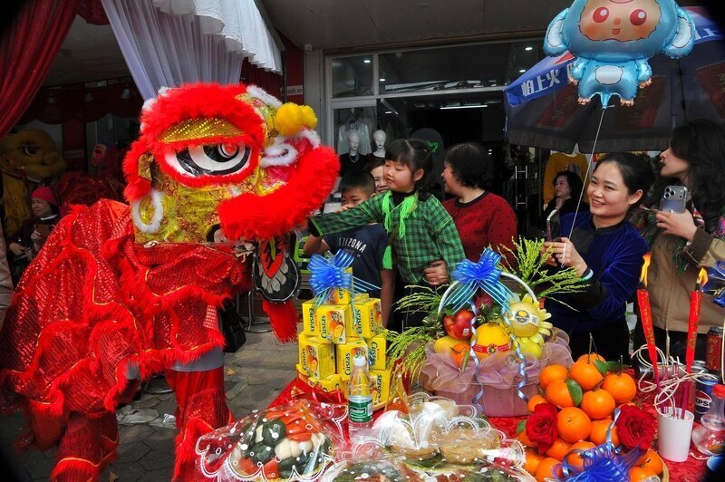 Trong ngày khai hội, hàng nghìn người dân và du khách từ nhiều địa phương đã có mặt để trẩy hội, cầu mong một năm mới bình an, may mắn và thuận lợi. Nhiều người mặc trang phục truyền thống của các dân tộc Tày, Nùng, Dao… tạo nên bức tranh văn hóa rực rỡ sắc màu giữa lòng phố núi Lạng Sơn.