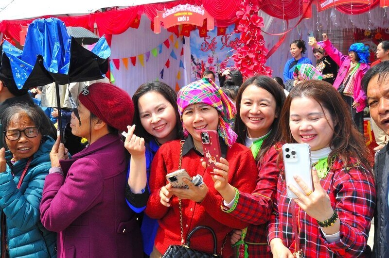 Ngay từ sáng sớm ngày khai hội, hàng nghìn người dân đã đổ về khu vực đền Kỳ Cùng và đền Tả Phủ để hòa mình vào không khí lễ hội đầu xuân.