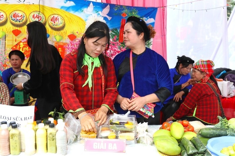 Không chỉ có các nghi lễ linh thiêng, ngày khai hội còn diễn ra nhiều hoạt động văn hóa truyền thống đặc sắc như múa lân sư rồng, hát then, sli, lượn, cùng các trò chơi dân gian.