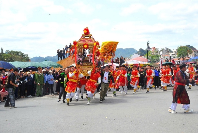 Nghi lễ rước kiệu Quan Lớn Tuần Tranh từ đền Kỳ Cùng đến đền Tả Phủ là một trong những nghi lễ quan trọng và được mong chờ nhất của lễ hội. Hàng chục thanh niên trong trang phục đỏ rực truyền thống cùng nhau khiêng kiệu trong tiếng trống hội, tiếng reo hò náo nhiệt của người dân.