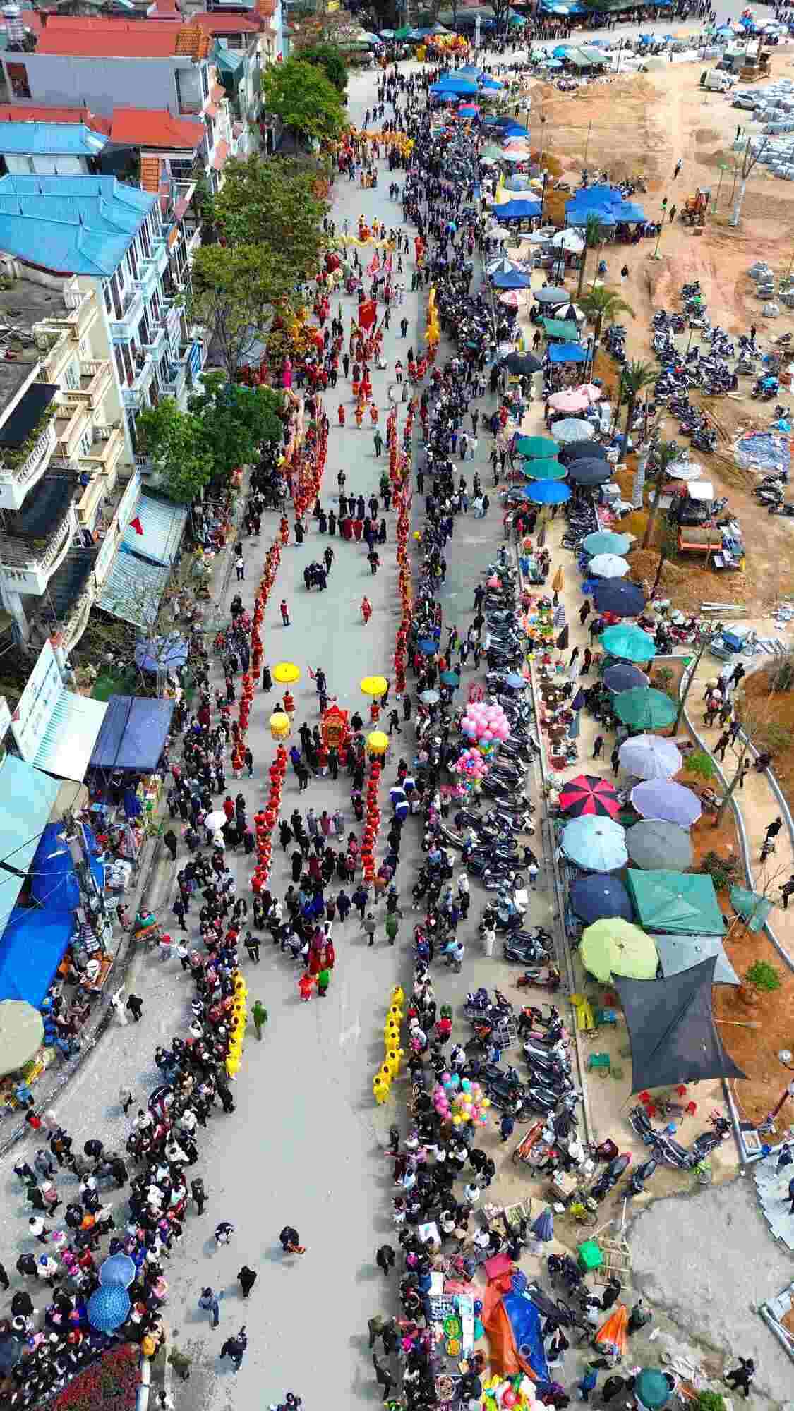 Dọc các tuyến phố trung tâm, dòng người chen kín hai bên đường để chứng kiến đoàn rước đi qua.